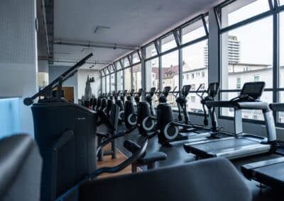 Cardiogeräte entlang der Fensterfront im Studio Ulm